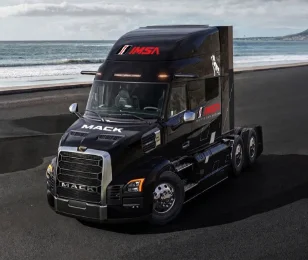 Mack Trucks renforce son engagement dans le sport automobile américain avec l’IMSA