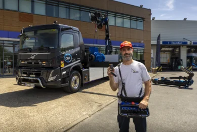 Un FMX Electric 32 tonnes équipé de la plus puissante grue Fassi