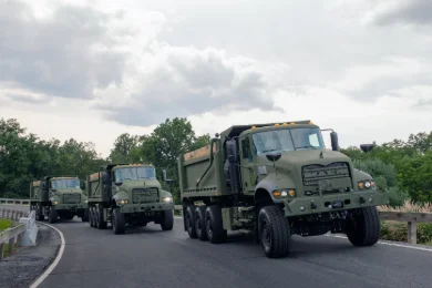 Mack Defense signe un nouveau contrat de 5 ans pour livrer des camions bennes à l’US Army