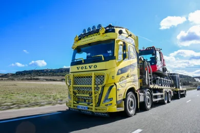 Oversized Transport and the PistenBully 600 E+: 525 Horsepower in the Storm as the Mountains Go Hybrid